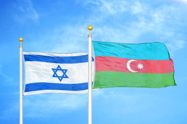 İsrail ve Azerbaycan bayrak direkleri ve mavi bulutlu arka planda iki bayrak