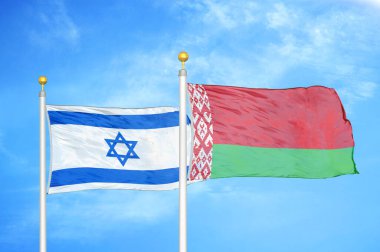 İsrail ve Belarus bayrak direkleri ve mavi bulutlu arka planda iki bayrak