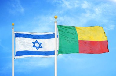 İsrail ve Benin bayrak direkleri üzerinde iki bayrak ve mavi bulutlu arka plan