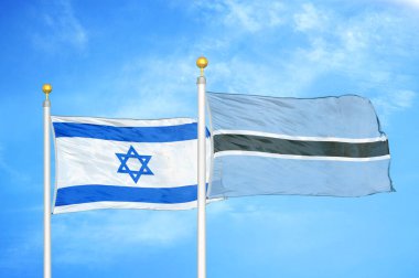 İsrail ve Botswana bayrak direkleri ve mavi bulutlu arka planda iki bayrak