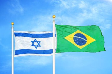 İsrail ve Brezilya bayrak direkleri ve mavi bulutlu arka planda iki bayrak