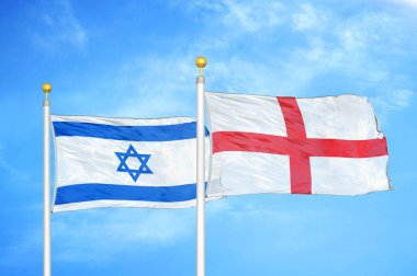 İsrail ve İngiltere bayrak direkleri ve mavi bulutlu arka planda iki bayrak