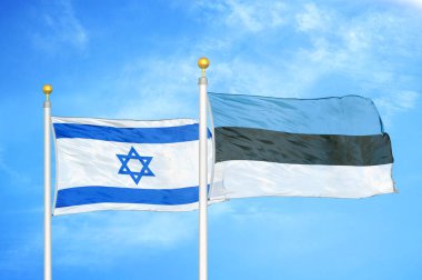 İsrail ve Estonya bayrak direkleri ve mavi bulutlu arka planda iki bayrak