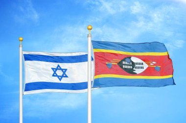 İsrail ve Eswatini Svaziland bayrak direkleri ve mavi bulutlu arka planda iki bayrak