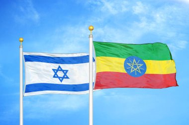 İsrail ve Etiyopya bayrak direkleri ve mavi bulutlu arka planda iki bayrak