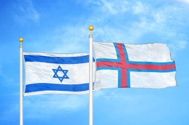 İsrail ve Faroe Adaları bayrak direkleri ve mavi bulutlu arka planda iki bayrak