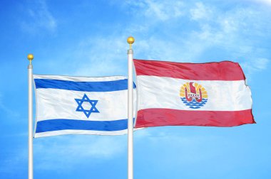 İsrail ve Fransız Polinezyası bayrak direkleri ve mavi bulutlu arka planda iki bayrak