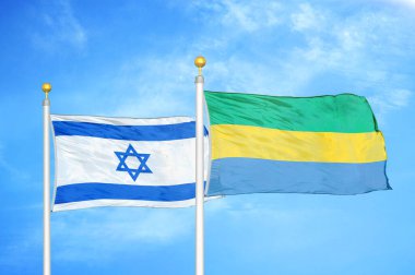 İsrail ve Gabon bayrak direkleri üzerinde iki bayrak ve mavi bulutlu arka plan