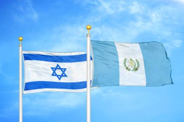 İsrail ve Guatemala bayrak direkleri ve mavi bulutlu arka planda iki bayrak