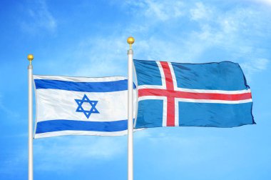 İsrail ve İzlanda bayrak direkleri ve mavi bulutlu arka planda iki bayrak