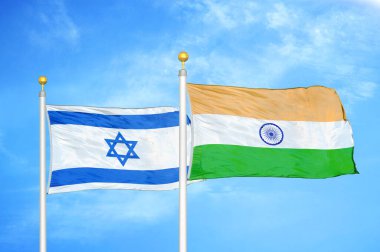 İsrail ve Hindistan bayrak direkleri ve mavi bulutlu arka planda iki bayrak