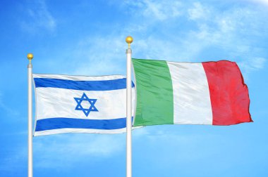 İsrail ve İtalya bayrak direkleri ve mavi bulutlu arka planda iki bayrak