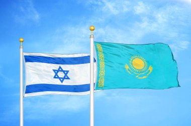 İsrail ve Kazakistan bayrak direkleri ve mavi bulutlu arka planda iki bayrak