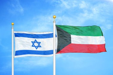 İsrail ve Kuveyt bayrak direkleri ve mavi bulutlu arka planda iki bayrak