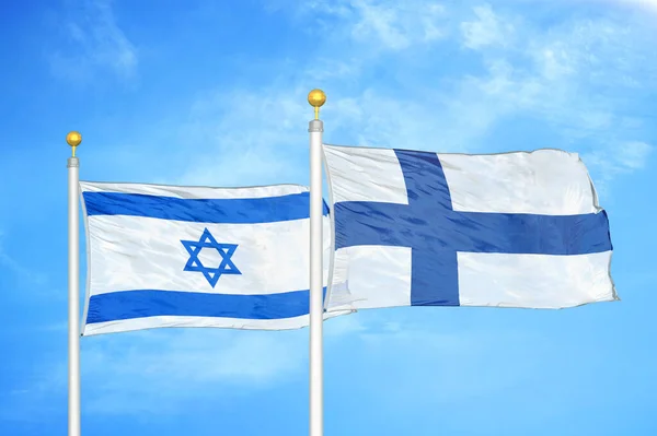 Israel Finlandia Dos Banderas Sobre Asta Bandera Fondo Azul Cielo —  Fotos de Stock