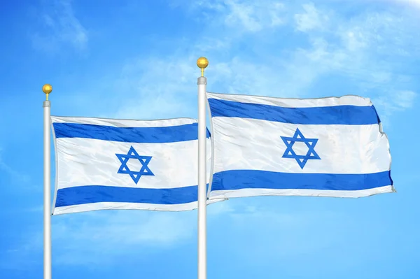 Israel Dos Banderas Los Asta Bandera Fondo Azul Cielo Nublado — Foto de Stock