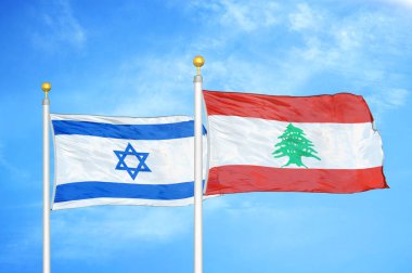 İsrail ve Lübnan bayrak direkleri ve mavi bulutlu arka planda iki bayrak