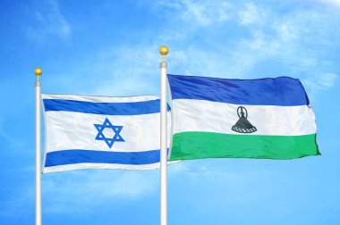İsrail ve Lesotho bayrak direkleri ve mavi bulutlu arka planda iki bayrak