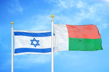 İsrail ve Madagaskar bayrak direkleri ve mavi bulutlu arka planda iki bayrak