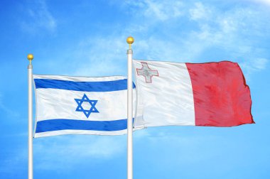 İsrail ve Malta bayrak direkleri ve mavi bulutlu arka planda iki bayrak