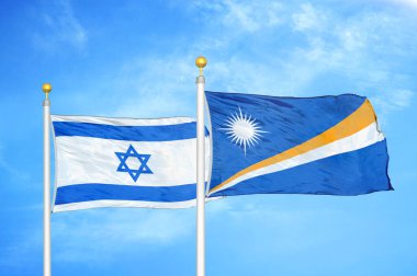 İsrail ve Marshall Adaları bayrak direkleri ve mavi bulutlu arka planda iki bayrak