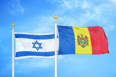 İsrail ve Moldova bayrak direkleri ve mavi bulutlu arka planda iki bayrak