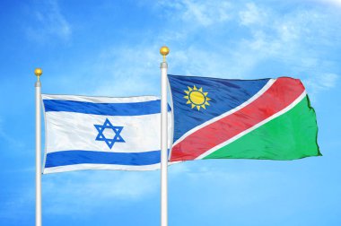 İsrail ve Namibya bayrak direkleri ve mavi bulutlu arka planda iki bayrak