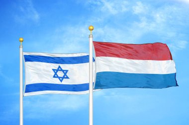 İsrail ve Hollanda bayrak direkleri ve mavi bulutlu arka planda iki bayrak