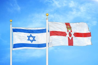 İsrail ve Kuzey İrlanda bayrak direkleri ve mavi bulutlu arka planda iki bayrak