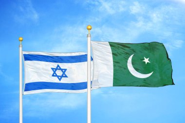 İsrail ve Pakistan bayrak direkleri ve mavi bulutlu arka planda iki bayrak