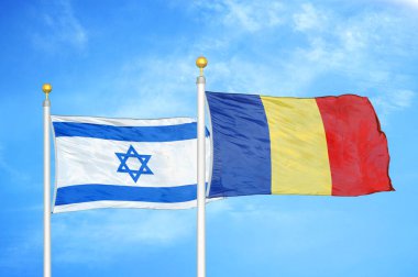 İsrail ve Romanya bayrak direkleri ve mavi bulutlu arka planda iki bayrak