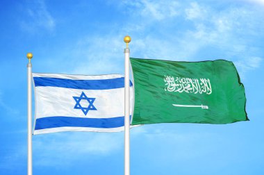 İsrail ve Suudi Arabistan bayrak direkleri ve mavi bulutlu arka planda iki bayrak
