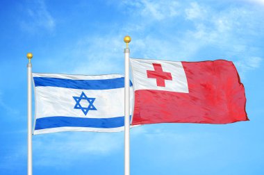 İsrail ve Tonga bayrak direkleri ve mavi bulutlu arka planda iki bayrak