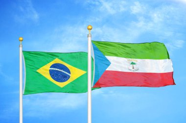 Brezilya ve Ekvator Ginesi bayrak direkleri üzerinde iki bayrak ve mavi bulutlu gökyüzü arka planı