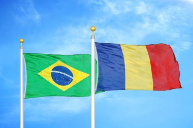 Brezilya ve Romanya bayrak direkleri ve mavi bulutlu arka planda iki bayrak