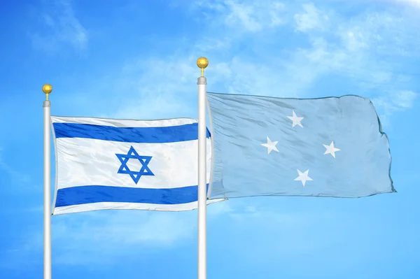 Israel Micronésia Duas Bandeiras Postes Bandeira Azul Céu Nublado Fundo — Fotografia de Stock