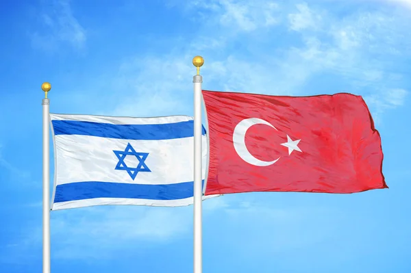 Israel Turquía Dos Banderas Sobre Asta Bandera Fondo Azul Cielo — Foto de Stock