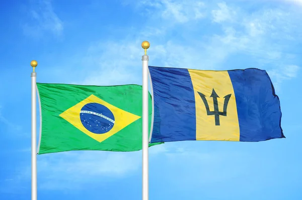 巴西和巴巴多斯旗杆上的两面旗帜和蓝天背景 — 图库照片