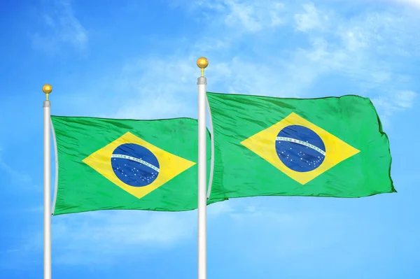 Brasil Duas Bandeiras Flagpoles Azul Céu Nublado Fundo — Fotografia de Stock