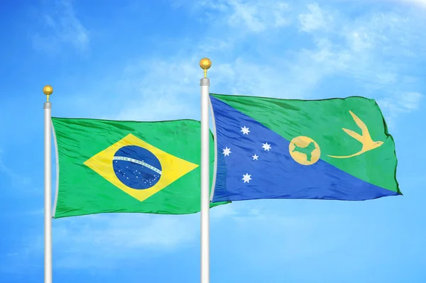 巴西和圣诞岛旗杆上的两面旗帜和蓝天背景 — 图库照片