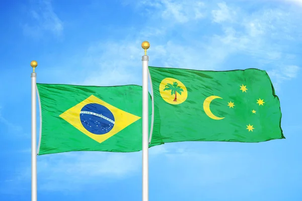 巴西和科科斯基灵群岛旗杆上的两面旗帜和蓝天背景 — 图库照片