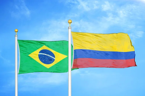 Brasil Colômbia Duas Bandeiras Postes Bandeira Céu Azul Nublado Fundo — Fotografia de Stock