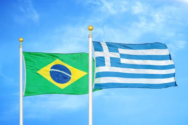 Brazylia Grecja Dwie Flagi Maszcie Flagowym Niebieskie Zachmurzone Tło Nieba — Zdjęcie stockowe
