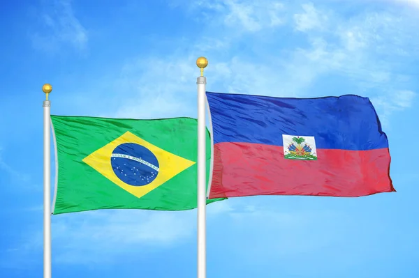 Brezilya Haiti Bayrak Direkleri Mavi Bulutlu Arka Planda Iki Bayrak — Stok fotoğraf
