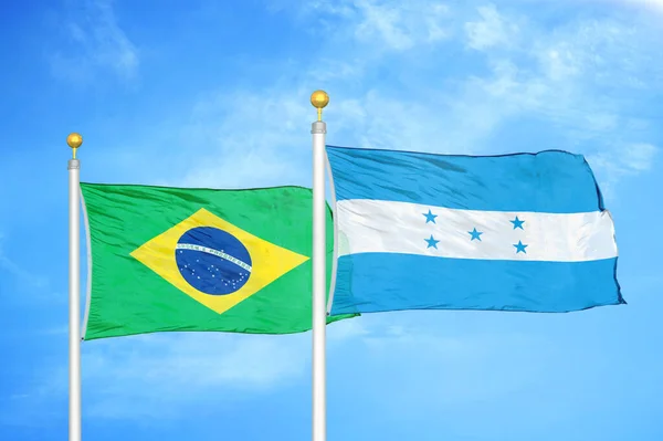 Brasil Honduras Duas Bandeiras Postes Bandeira Céu Azul Nublado Fundo — Fotografia de Stock