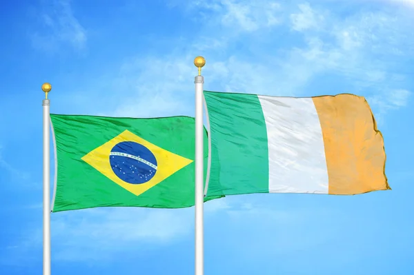 Brasil Irlanda Duas Bandeiras Postes Bandeira Azul Céu Nublado Fundo — Fotografia de Stock