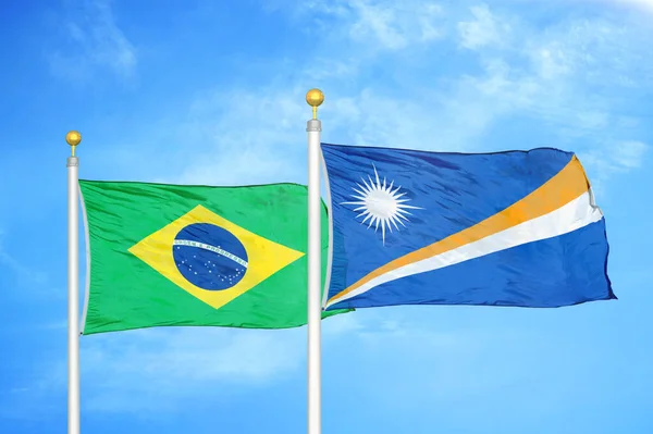 巴西和马绍尔群岛旗杆上的两面旗帜和蓝天背景 — 图库照片