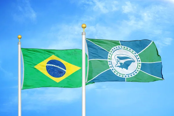 Бразилия Мартиника Два Флага Флагштоках Голубом Облачном Фоне Неба — стоковое фото