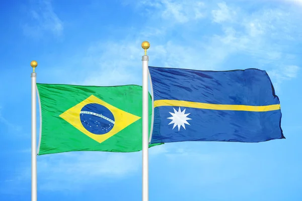 Brasil Nauru Duas Bandeiras Postes Bandeira Azul Céu Nublado Fundo — Fotografia de Stock