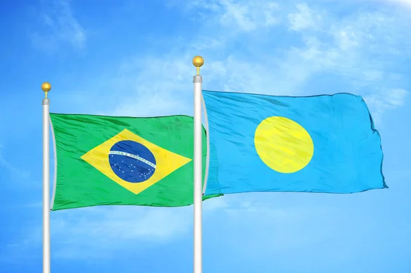 Brasil Palaos Dos Banderas Sobre Asta Bandera Fondo Azul Cielo —  Fotos de Stock